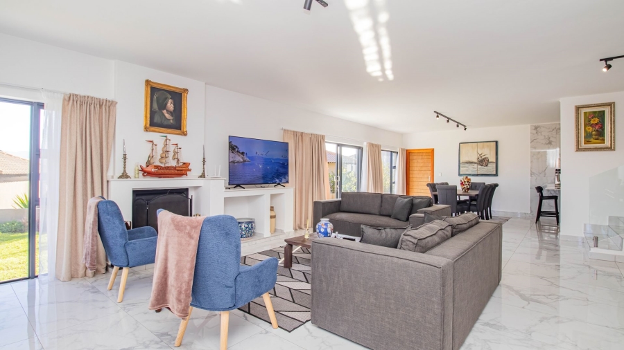 5 Bedroom Property for Sale in The Hill Western Cape